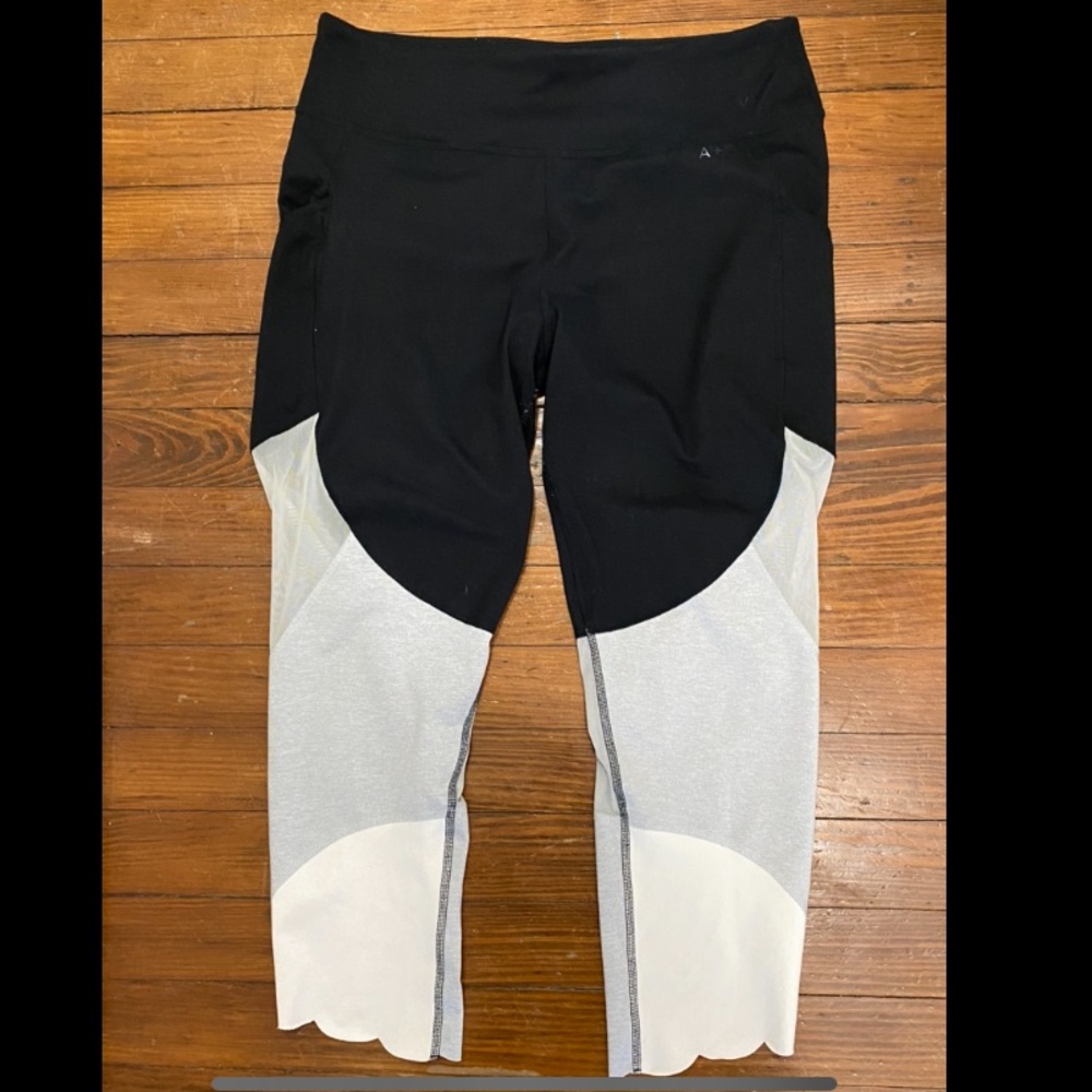 Scallop hem capri leggings/yoga pants